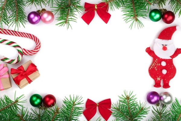 Moldura de Natal decorada com bolas e arcos isolados em fundo branco com espaço de cópia para o seu texto — Fotografia de Stock