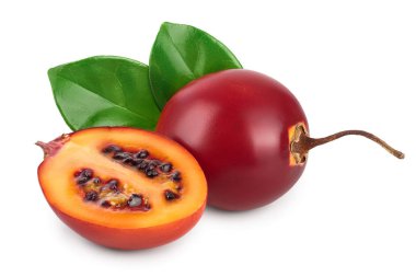Beyaz arka plan üzerinde izole yaprakları ile taze tamarillo meyve