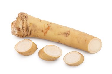 Beyaz arkaplanda izole edilmiş dilimleri olan yabanturpu kökü