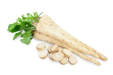 Dilimlenmiş maydanoz kökü ve beyaz arkaplanda izole edilmiş yapraklar