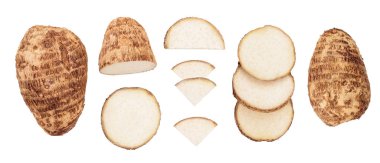 Beyaz arka planda izole edilmiş taze taro kökü. Üst Manzara. Düz yatıyordu. Ayarla ya da topla