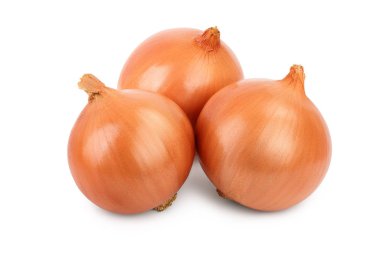 Beyaz zemin üzerinde üç sarı soğan izole edilmiş. Yakın plan.