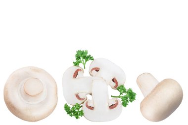 Beyaz arka planda izole edilmiş taze mantarlar ve dilimler. Metnin için kopyalama alanı var. Üst Manzara. Düz yatıyordu.