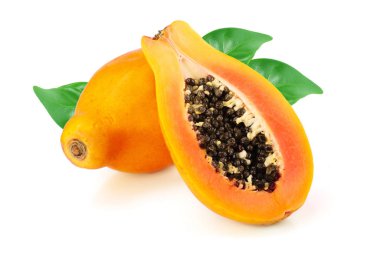 Beyaz arka planda yaprak ile ayrılmış olgun kesilmiş papaya.