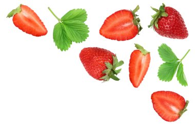 Beyaz arka planda izole edilmiş çilekler ve metin için kopyalama alanı. Üst Manzara. Düz uzanma deseni