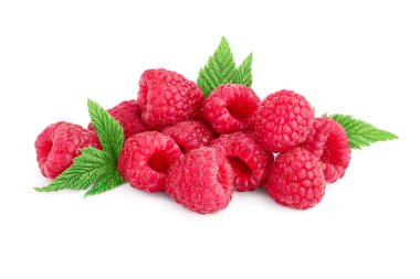 Olgun ahududu yapraklı beyaz arka planda izole