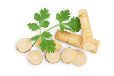 Beyaz arka planda izole edilmiş havuç kökü ve maydanozlu dilimler kırpma yolu ile. Üst Manzara. Düz yatıyordu