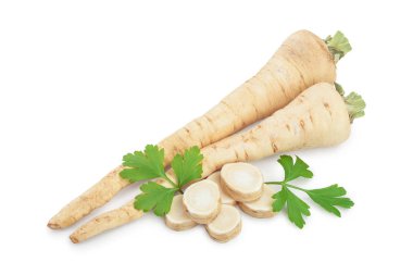 Dilimlenmiş maydanoz kökü ve beyaz arkaplanda izole edilmiş yapraklar