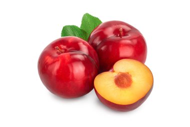 Taze kırmızı erik ve beyaz arkaplanda yaprakları var.