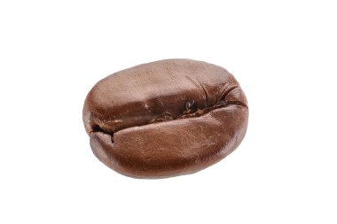 Kavrulmuş kahve çekirdeği beyaz arka plan makrosu üzerinde izole edilmiş..