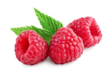 Olgun ahududu yapraklı beyaz arka planda izole