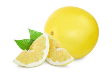 Dilimlenmiş ve yapraklı pomelo beyaz arkaplanda izole edilmiş