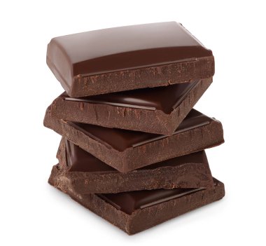 Kırpma yolu beyaz arkaplanda izole edilmiş küçük siyah çikolata parçaları