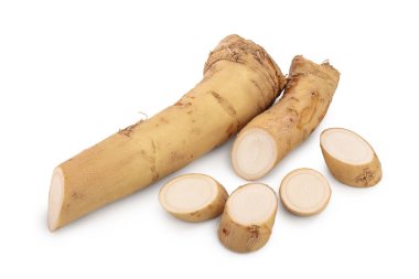 Beyaz arkaplanda izole edilmiş dilimleri olan yabanturpu kökü