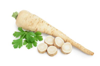 Dilimlenmiş maydanoz kökü ve beyaz arkaplanda izole edilmiş yapraklar