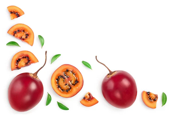 Frische Tamarillo-Früchte mit isolierten Blättern auf weißem Hintergrund mit Kopierplatz für Ihren Text. Ansicht von oben. flache Lage — Stockfoto