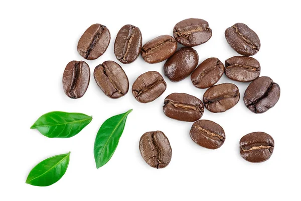 Купа смажених кавових зерен з листям ізольовані на білому тлі. Вид зверху. Плоский прошарок . — стокове фото
