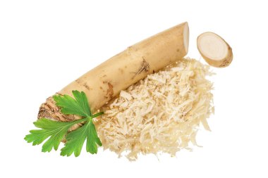 Dilimlenmiş yaban turpu kökü ve beyaz arka planda izole edilmiş maydanoz.