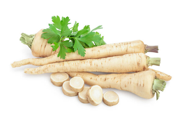 Корень петрушки с ломтиками и листьями на белом фоне
