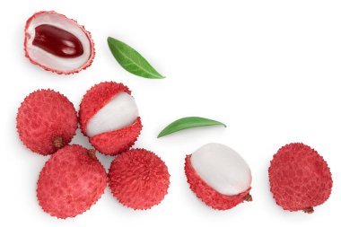 Lychee meyvesi beyaz arka planda izole edilmiş, kırpma yolu ve tam derinlikte bir alan. Üst Manzara. Metnin için kopyalama alanı olan düz uzan