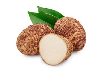 Taze taro kökü, yarısı ve yaprağı beyaz arka planda izole edilmiş.