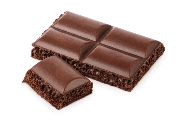 Małe kawałki ciemnej czekolady odizolowane na białym tle ze ścieżką wycinania — Zdjęcie stockowe