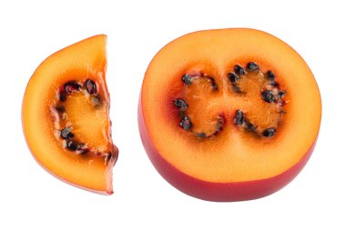 Taze tamarillo meyvesinin yarısı beyaz arka planda.