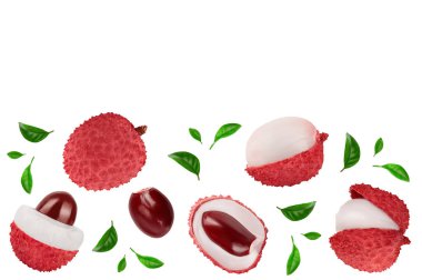 Lychee meyvesi beyaz arka planda izole edilmiş, kırpma yolu ve tam derinlikte bir alan. Üst Manzara. Metnin için kopyalama alanı olan düz uzan