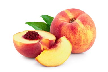 Olgun şeftali meyvesi ve yarısı beyaz arka planda yaprak izole