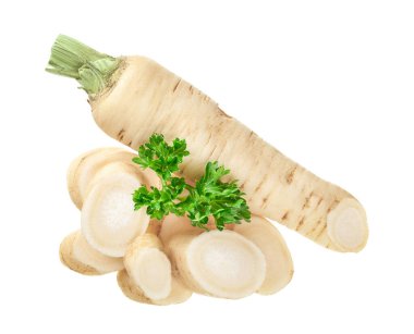 Dilimlenmiş maydanoz kökü ve beyaz arka planda izole edilmiş yapraklar. Üst Manzara. Düz yatıyordu