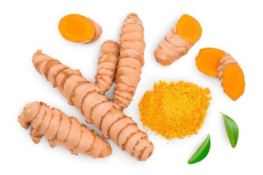 Zerdeçal tozu ve zerdeçal kökü beyaz arka plan üzerinde izole. Üst te. Düz yatıyordu