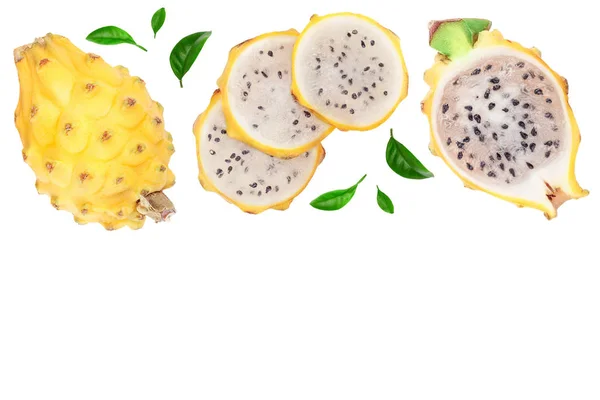 Dragon fruit, Pitaya of Pitahaya geel geïsoleerd op witte achtergrond met kopieerruimte voor uw tekst. Bovenaanzicht. Vlakke plaat — Stockfoto