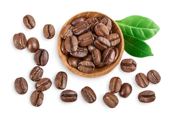 Heap av rostade kaffebönor i träskål med blad isolerade på vit bakgrund med klippning väg och full skärpedjup. Högst upp. Platt äggläggning. — Stockfoto