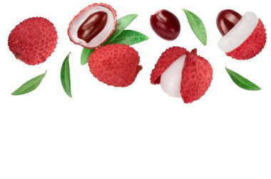 Lychee meyvesi beyaz arka planda izole edilmiş, kırpma yolu ve tam derinlikte bir alan. Üst Manzara. Metnin için kopyalama alanı olan düz uzan