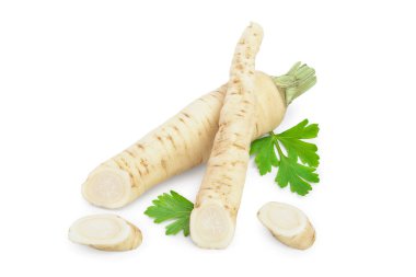 Dilimlenmiş maydanoz kökü ve beyaz arkaplanda izole edilmiş yapraklar