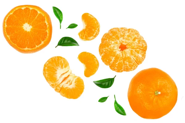 Mandarina o mandarina con hojas aisladas sobre fondo blanco. Vista superior. Puesta plana — Foto de Stock
