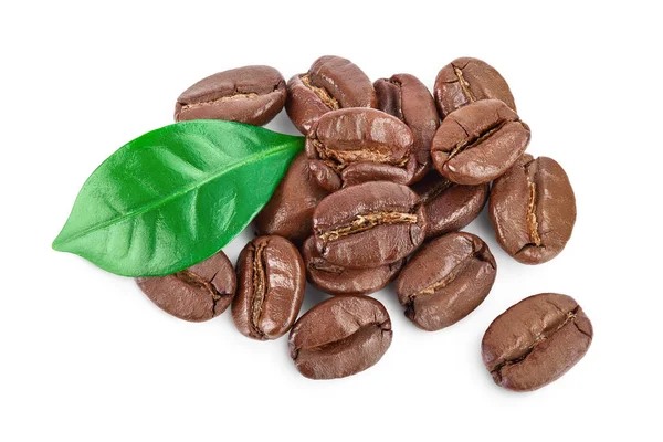 Heap av rostade kaffebönor med blad isolerade på vit bakgrund med klippning väg och full skärpedjup. Högst upp. Platt äggläggning. — Stockfoto