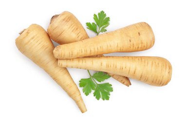 Beyaz arka planda izole edilmiş havuç kökü ve maydanozlu dilimler kırpma yolu ile. Üst Manzara. Düz yatıyordu