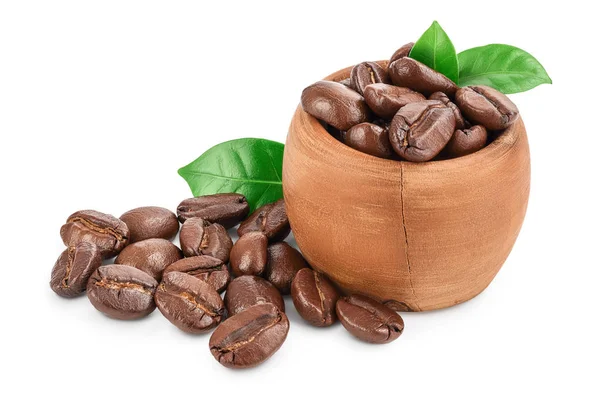 Купа смажених кавових зерен в дерев'яній мисці з листям ізольовані на білому тлі з відсічним контуром і повною глибиною різкості . — стокове фото