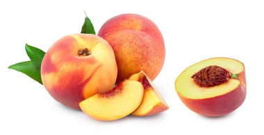 Olgun şeftali meyvesi ve yarısı beyaz arka planda yaprak izole