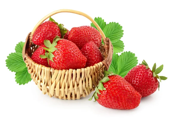 Aardbeien in een rieten mand met blad geïsoleerd op witte achtergrond — Stockfoto