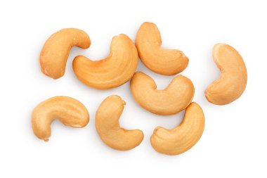 Kavrulmuş kaju fıstığı beyaz arka planda izole edilmiş kırpma yolu ve tam derinlik. Üst Manzara. Düz yatıyordu