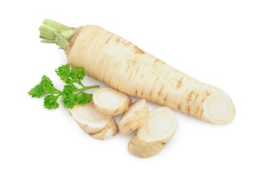Dilimlenmiş maydanoz kökü ve beyaz arkaplanda izole edilmiş yapraklar