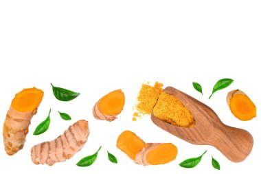 Zerdeçal tozu ve zerdeçal kökü, metniniz için kopya alanı ile beyaz arka plan üzerinde izole. Üst te. Düz yatıyordu