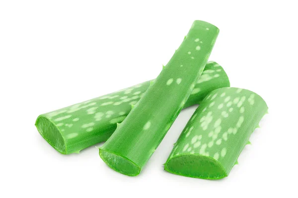 Aloe vera diiris terisolasi di latar belakang putih dengan tapak kliping dan kedalaman penuh bidang — Stok Foto