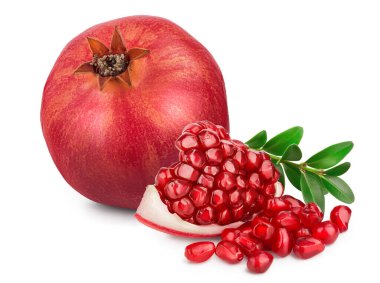 Nar, alan derinliği ile beyaz arkaplanda izole edilmiştir