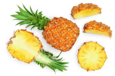 Beyaz arka planda izole edilmiş ananas kesme yolu ve tam alan derinliği. Üst Manzara. Düz yatıyordu