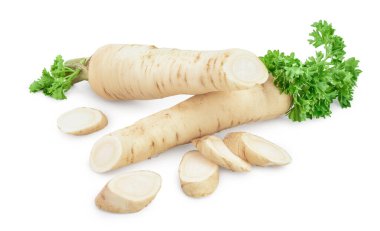 Dilimlenmiş maydanoz kökü ve beyaz arkaplanda izole edilmiş yapraklar