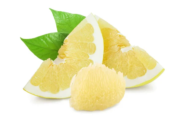 Fatia de pomelo com folha isolada sobre fundo branco — Fotografia de Stock