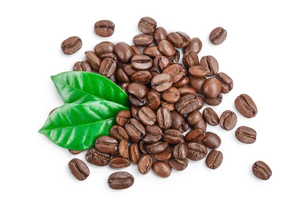 Un mucchio di chicchi di caffè tostati con foglie isolate su sfondo bianco con percorso di ritaglio e piena profondità di campo. Vista dall'alto. Posa piatta . — Foto Stock